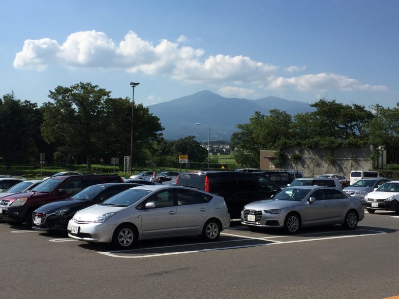 安達太良山を望む